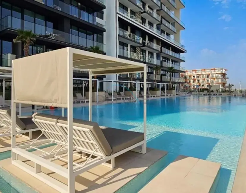 High-Rise 1-Bedroom with Lake and City Views Easy Access to Downtown — JVC — photo 24