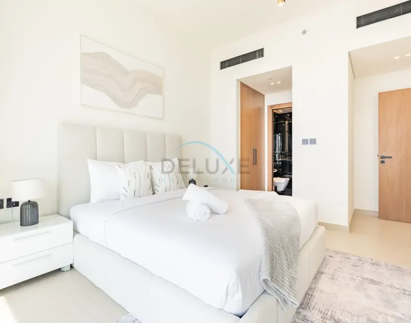 High-Floor 1-Bedroom with Balcony Overlooking the Lake — JVC — photo 15